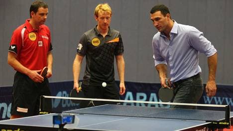 Danny Heister bringt auch Box-Weltmeister Wladimir Klitschko das Tischtennis bei