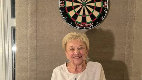 Darts-Oma sorgt für Wirbel im Netz