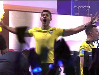 In einem mehr als spannenden Herzschlagfinale schafft es die Brasilianische Auswahl die Konkurrenz aus Polen zu besiegen und sich die Trophäe des FIFAe Nations Cups 2022 samt einem Preisgeld von insgesamt 120.000 US-Dollar.