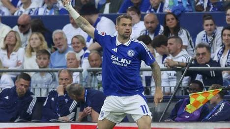 Debüt für die Schalke-Profis: Pierre-Michel Lasogga