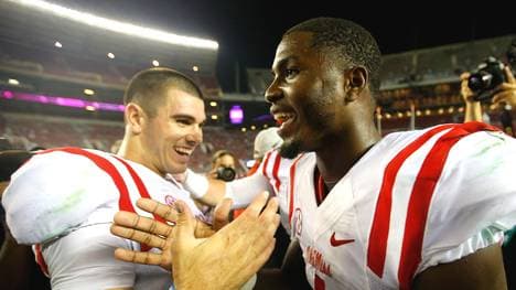 Chad Kelly (l.) und Laquon Treadwell feiern den historischen Sieg