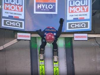 Vierschanzentournee in Innsbruck: DSV-Springer Felix Hoffmann erlebt eine Schrecksekunde am Bergisel, seine Bindung bleibt am Balken hängen.