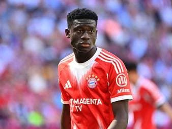 Bara Sapoko Ndiaye ist der nächste junge Spieler, den der FC Bayern langfristig an sich bindet. Der 18-jährige Senegalese kommt von Gambinos Stars Africa aus Gambia und unterschreibt in München einen Vertrag bis 2031. Doch wer ist das neue Bayern-Juwel eigentlich? Wir erzählen die Geschichte hinter dem Transfer. 