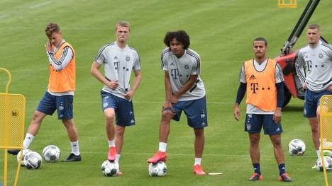 Thiago steht wieder mit seien Teamkollegen auf dem Platz
