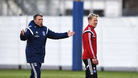 Peter Knäbel leitet eine Trainingseinheit beim HSV