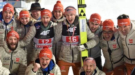 Karl Geiger und das deutsche Team feiern Platz 3 in der Gesamtwertung