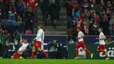 COLOGNE, GERMANY - OCTOBER 20: Simon Terodde of FC Koln celebrates after scoring his sides first goal during the Bundesliga match between 1. FC Koeln and SC Paderborn 07 at RheinEnergieStadion on October 20, 2019 in Cologne, Germany. (Photo by Dean Mouhtaropoulos/Bongarts/Getty Images)