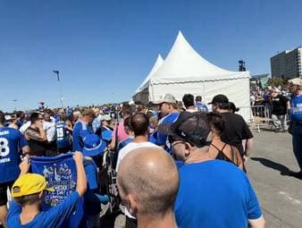 Großer Hype auf Schalke: Die Fans der Königsblauen können ihren Stars beim "Schalke-Tag" ganz nahekommen – und der Andrang ist riesig, wie sich nicht zuletzt an der XXL-Autogrammschlange zeigt.