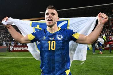 Demirovic löst Bier-Versprechen ein