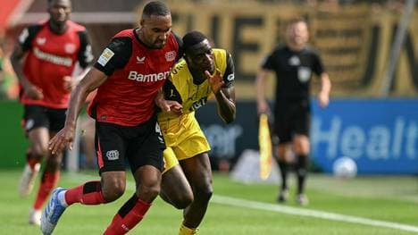 Tah (l.) im harten Duell mit Guirassy