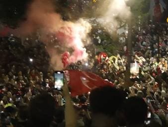 Nordlondon steht Kopf: Die Fans des FC Arsenal feiern den Titelgewinn in der Premier League überschwänglich und lassen die Nacht zum Tag werden.  