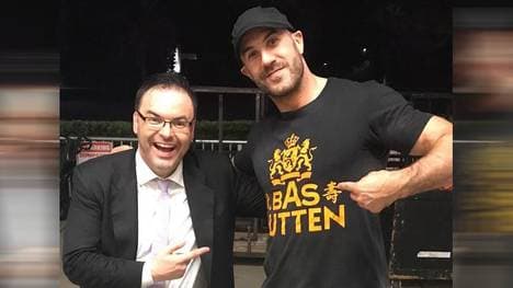 Zurück bei WWE: Mauro Ranallo (l., mit Wrestler Cesaro)