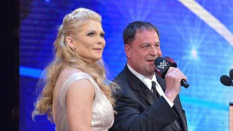 Tony Chimel bei der Aufnahme von Beth Phoenix in die WWE Hall of Fame 2017