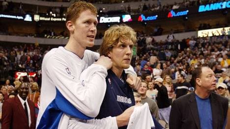 Shawn Bradley (l.) spielte mit Dirk Nowitzki bei den Dallas Mavericks