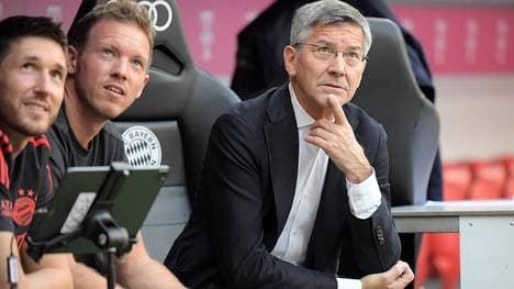 Herbert Hainer (r.) stützte Julian Nagelsmann kurz vor dessen Aus beim FC Bayern noch den Rücken