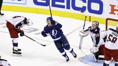 Die Tampa Bay Lightning (in blau) haben das viertlängste Spiel der NHL-Geschichte gewonnen