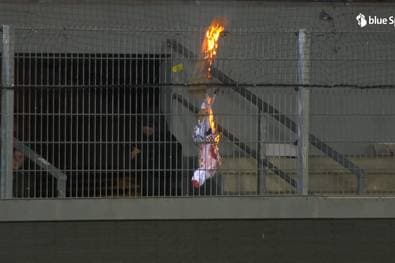 Irre Fan-Wut! Sion-Anhänger fackeln Balotelli-Trikot ab