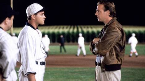 Joe Jackson wurde in "Field of Dreams" von Ray Liotta (l., mit Kevin Costner) verkörpert