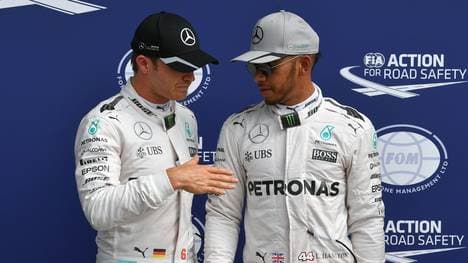 Nico Rosberg im Gespräch mit Lewis Hamilton