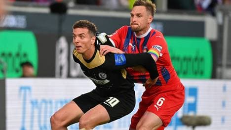 Im Duell: Fisnik Asllani (l.) und Patrick Mainka