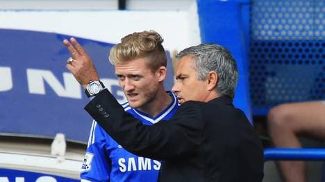 Nationalspieler Andre Schürrle im Gespräch mit Jose Mourinho