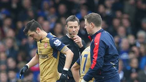 Mesut Özil (l.) reist angeschlagen zur Nationalmannschaft