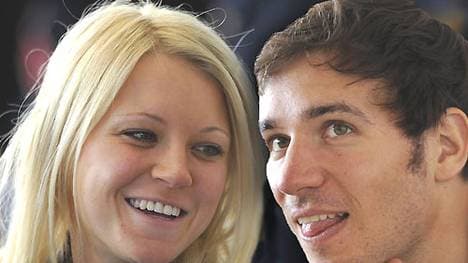 Die beiden Wintersportler verliebten sich in der Reha in Garmisch. Neureuther kurierte sich dort nach seiner Knöchel-Operation aus, Gössner kämpfte nach ihrem Fahrrad-Unfall für das Comeback