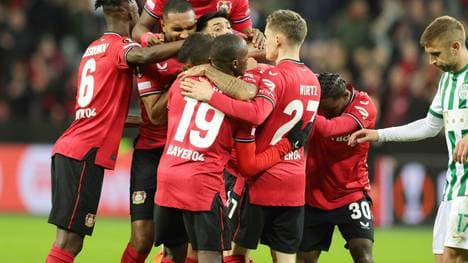 Die Leverkusener bejubeln das Tor von Demirbay