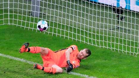 Lukas Hradecky fing sich ein Bielefeld in kurioses Eigentor