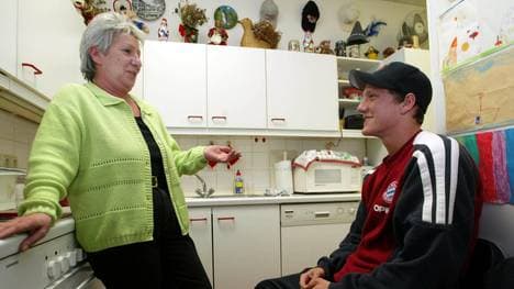 Bastian Schweinsteiger 2003 mit der damaligen Internatschefin Christa Schweinberger (l.), die 2006 starb