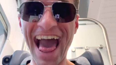 Thomas Müller ist bester Laune bei der Anreise vor der EM