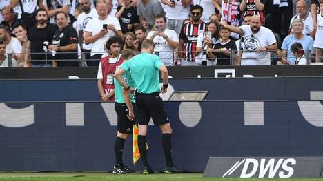 Die Entscheidung der Schiedsrichter schmeckte den Anhängern von Eintracht Frankfurt gar nicht