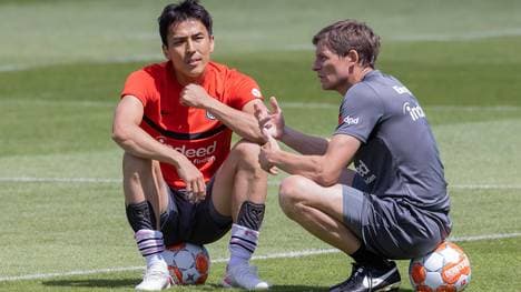 Eintracht-Coach Oliver Glasner (r.) hat grundsätzlich eine hohe Meinung von Makoto Hasebe