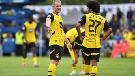 Julian Ryerson (li., hier mit Karim Adeyemi) verletzte sich bei Borussia Dortmund im Testspiel gegen Erzgebirge Aue 