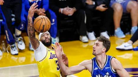 Anthony Davis (l.) im Duell mit WM-Held Franz Wagner (r.)