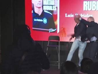 Luis Rubiales wird bei der Vorstellung seines eigenen Buches aus dem Publikum mit Eiern beworfen.