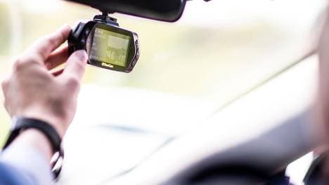 Dashcams werden zumeist an der Windschutzscheibe befestigt