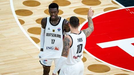 Dennis Schröder (l.) und Daniel Theis spielen bei der Basketball-EM mit Deutschland gegen Finnland um den Gruppensieg