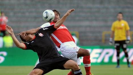 Gerardo Bedoya (r.) bei einer der typischen Aktionen für seine Karriere im Trikot von Colombian Santa Fe