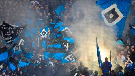 Fans des Hamburger SV und von Schalke 04 prügeln sich vor dem Spiel