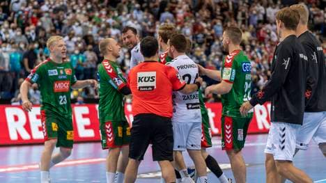 Nach dem Halbzeitpfiff gerieten die Spieler der beiden Teams aneinander