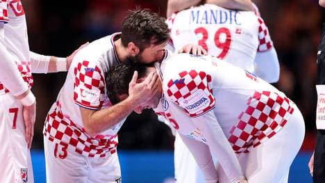 Zlatko Horvat tätschelt Teamkollege Domagoj Duvnjak