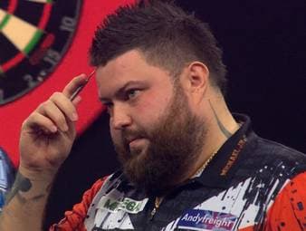 Michael Smith hat sich beim Grand Slam of Darts im Match gegen Luke Humphries eine blutige Wunde zugezogen.