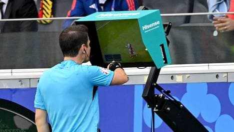 Umut Meler überprüfte das Tor der Belgier wegen eines Handspiels