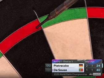 Ricardo Pietreczko setzt sich gegen José de Sousa in der ersten Runde der WM durch. Dabei trotzt "Pikachu" argen Kreislaufproblemen und einem Comeback des Portugiesen. 