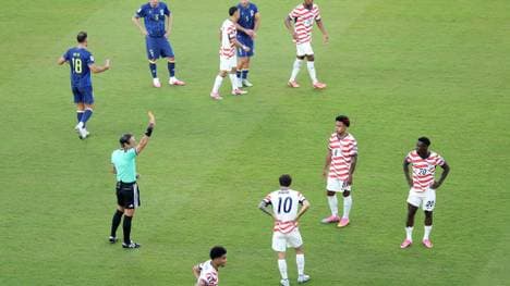 Balogun (r.) sah im Sechzehntelfinale Rot