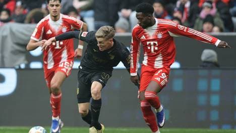 Startelf-Rückkehrer Alphonso Davies (r.) im Duell