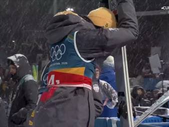 Im Super Team verpassen Philipp Raimund und Andreas Wellinger bei einem vorzeitig abgebrochenen Wettbewerb eine Medaille.