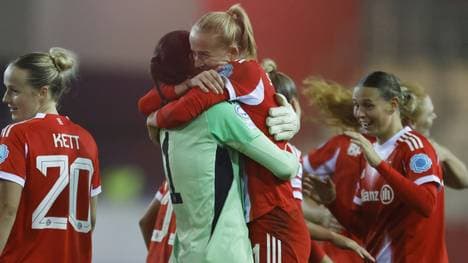 Maria Luisa Grohs umarmt Lea Schüller (r.)