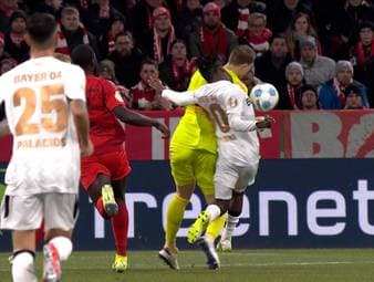 Es ist eine Szene, die sich tief ins Gedächtnis vieler Bayern-Fans eingebrannt hat. Der Platzverweis von Manuel Neuer im DFB-Pokal-Achtelfinale gegen Leverkusen 2024 stellte die Partie mit einem Schlag komplett auf den Kopf.